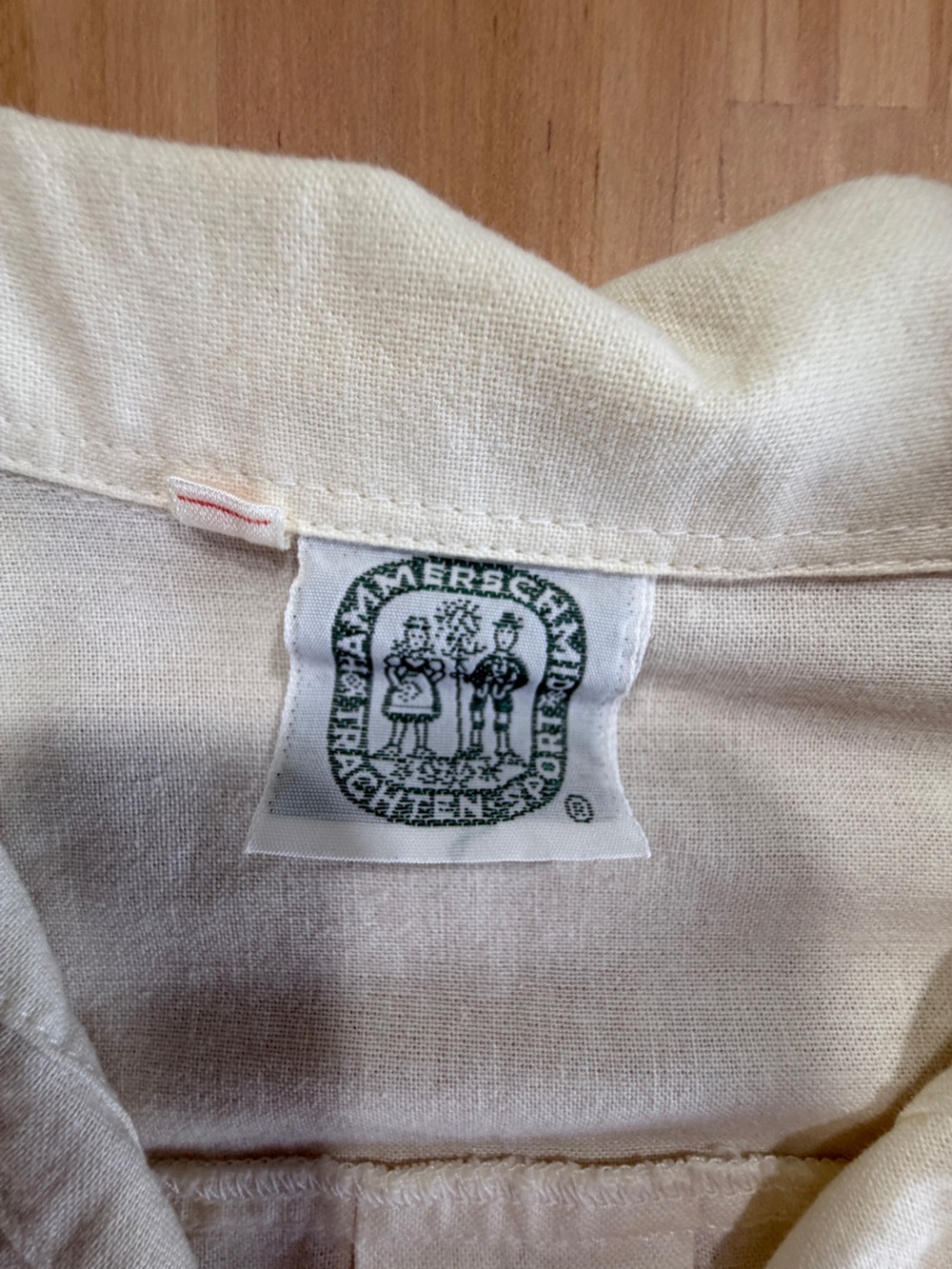 Cream Tee with Green Woven Logo Tag B12 - Picture 8 of 10